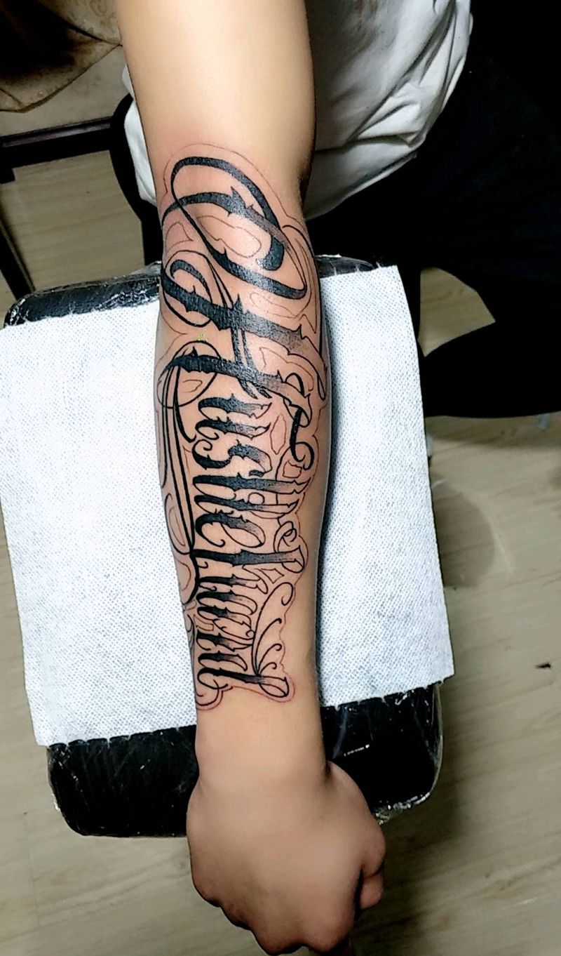 花体字纹身图片_手臂花体字纹身图案