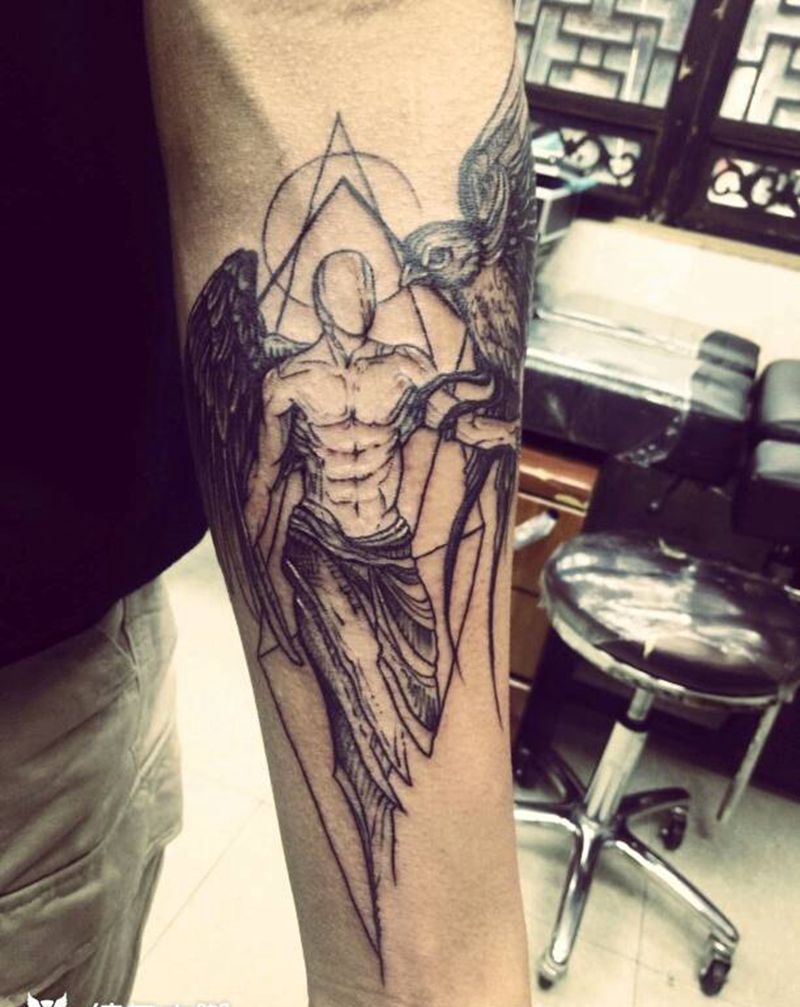 小臂人物与鸟纹身图片_手臂手部欧美清新几何成品纹身图案