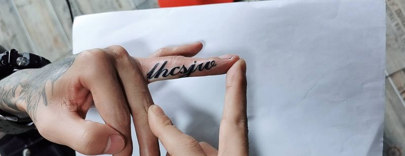 手指 英文纹身图片_手部点刺纹身图案