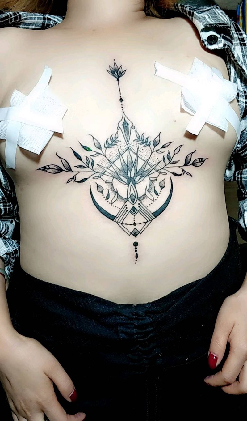 点刺纹身图片_胸部几何点刺纹身图案