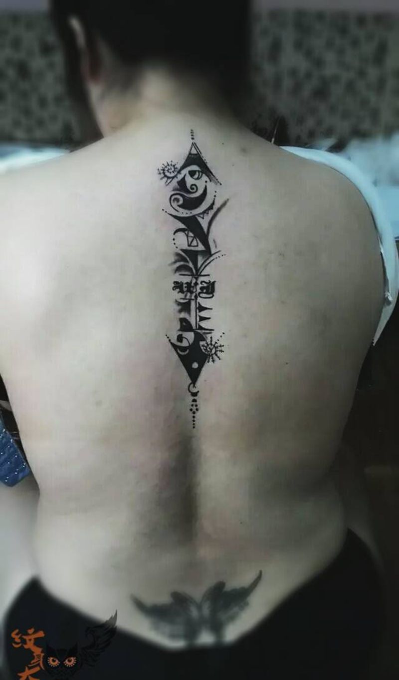 个性图腾纹身图片_背部清新几何纹身图案