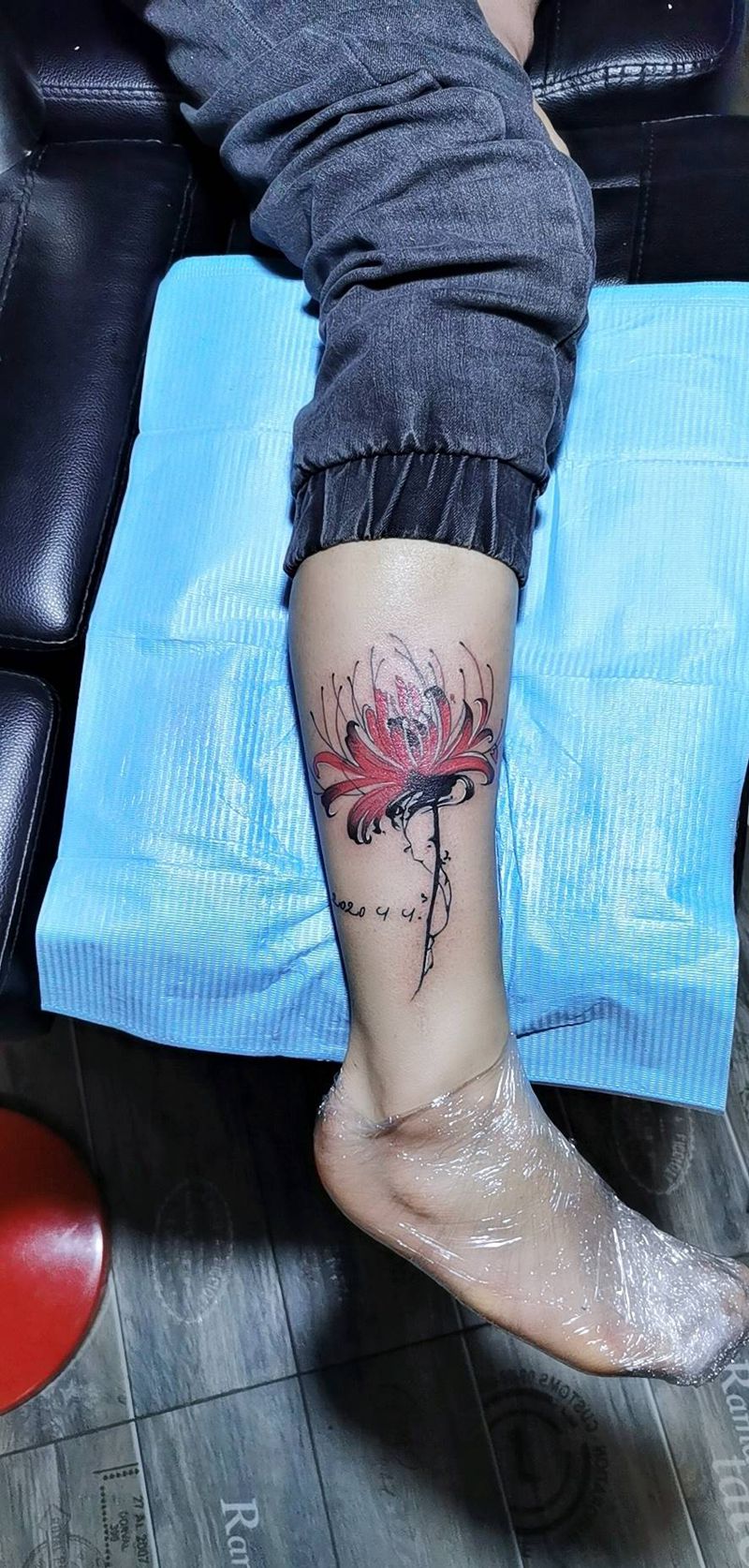 彼岸花纹身图片_腿部水彩纹身图案