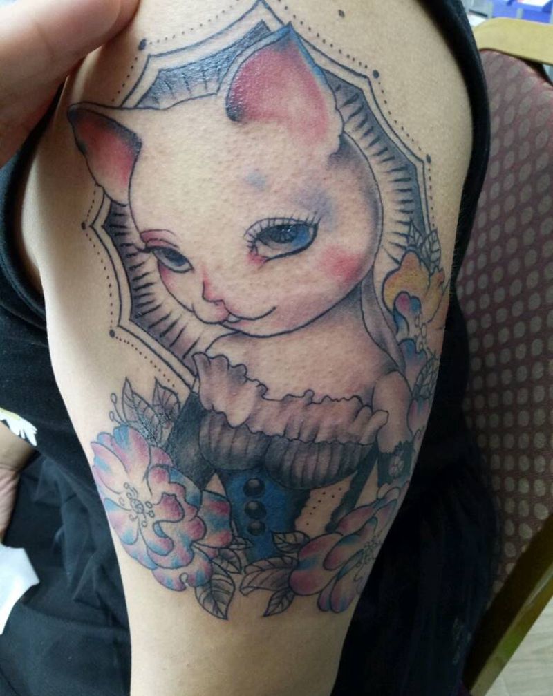 大臂欧美猫与花花~纹身图片_手臂欧美清新动物人物成品纹身图案