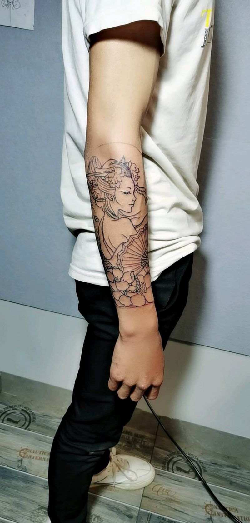 小艺妓 线条纹身图片_手臂纹身图案