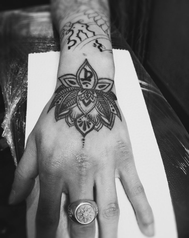 莲花手纹身图片_手部清新几何原创成品纹身图案