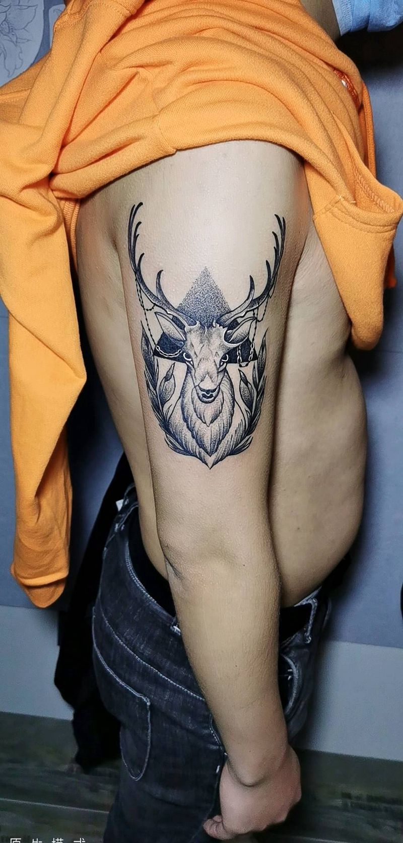 小鹿纹身图片_手臂几何点刺纹身图案