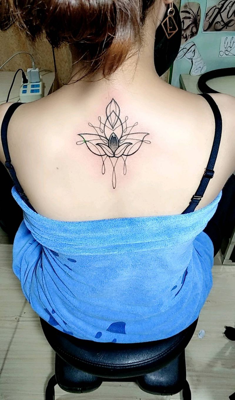 几何纹身图片_背部几何点刺纹身图案