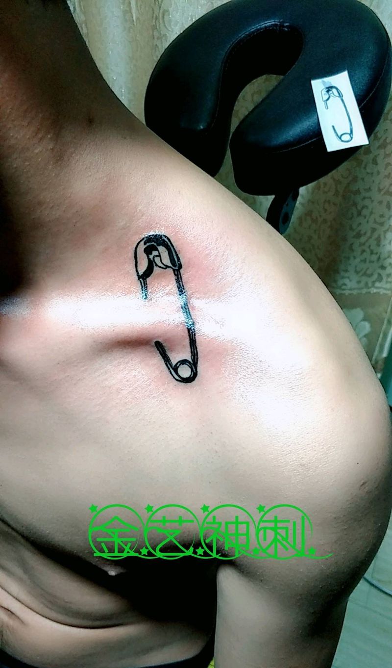 锁骨  别针纹身图片_胸部清新静物原创成品纹身图案