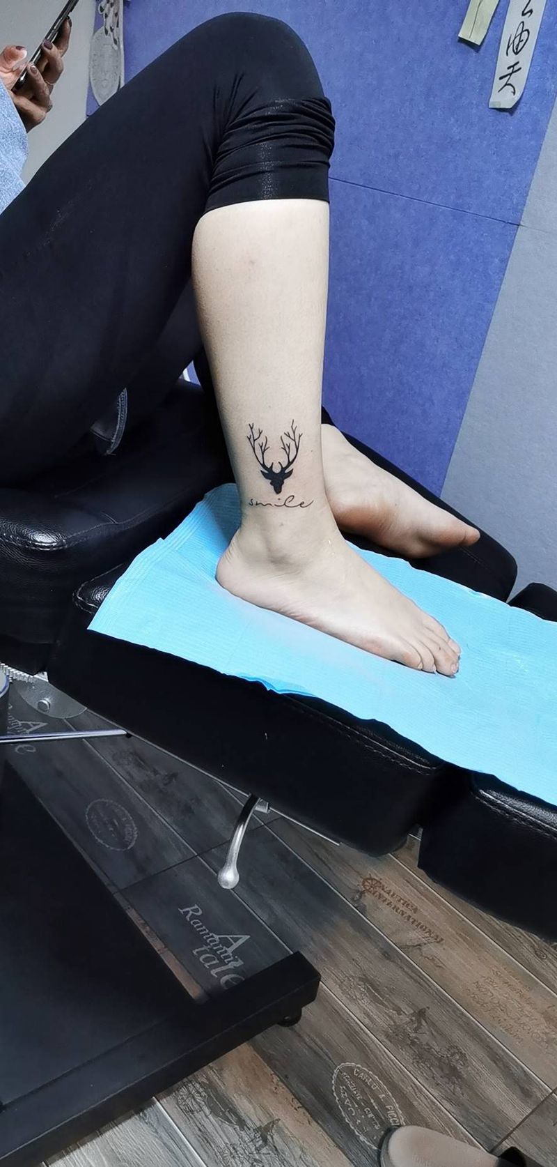 小鹿  英文字母纹身图片_脚部纹身图案