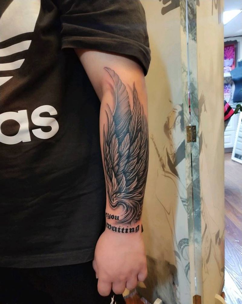 翅膀纹身图片_手臂欧美写实黑灰纹身图案