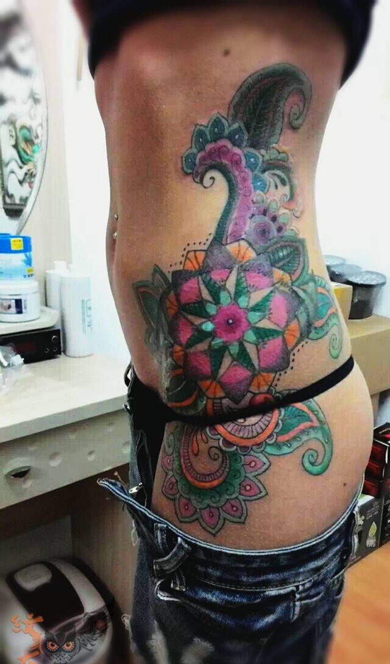 图腾花纹身图片_腰部臀部欧美几何植物图腾纹身图案