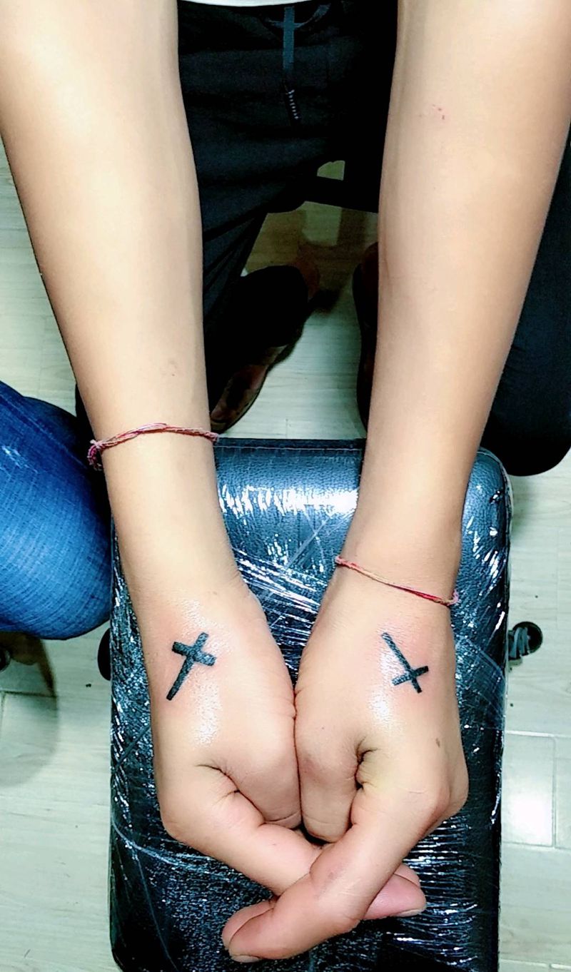 遮盖伤疤 十字架纹身图片_手部清新原创成品纹身图案
