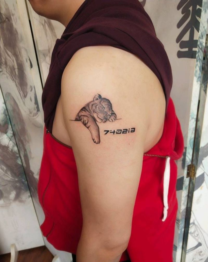 小虎纹身图片_手部写实纹身图案