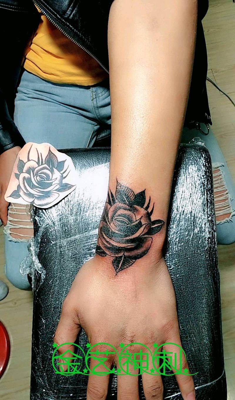手腕玫瑰遮盖疤痕纹身图片_手部习俗植物成品纹身图案