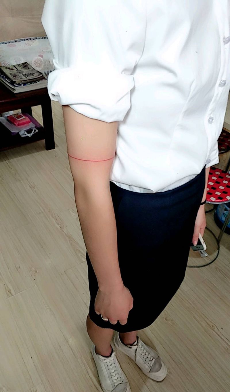 幸运红线纹身图片_手臂点刺纹身图案