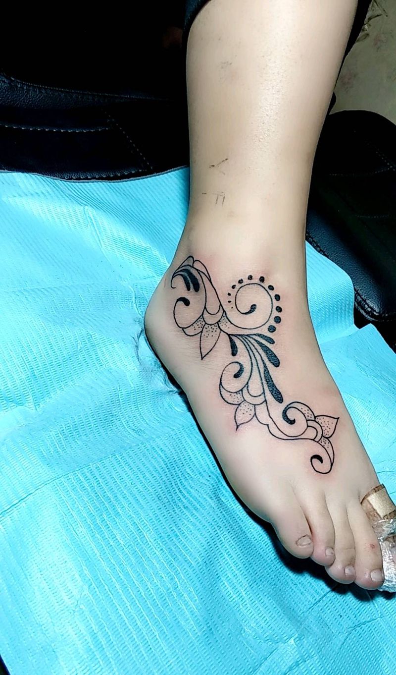 脚背  花藤纹身图片_脚部几何点刺纹身图案
