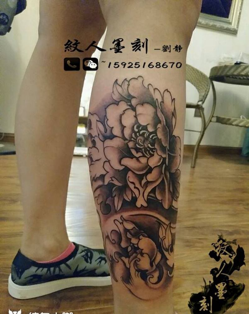 牡丹纹身图片_腿部传统植物昆明云南纹人墨刻成品纹身图案