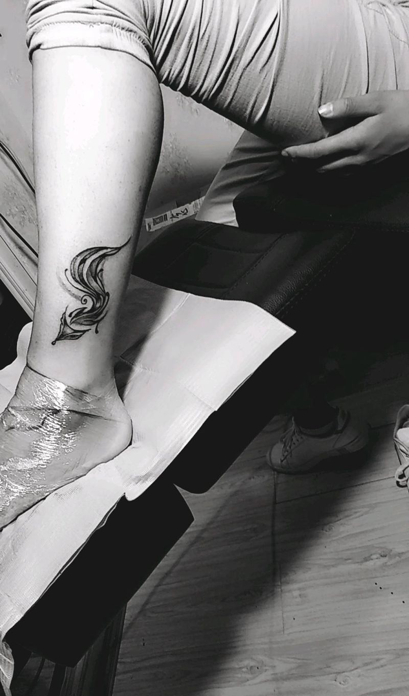 九尾狐纹身图片_腿部纹身图案