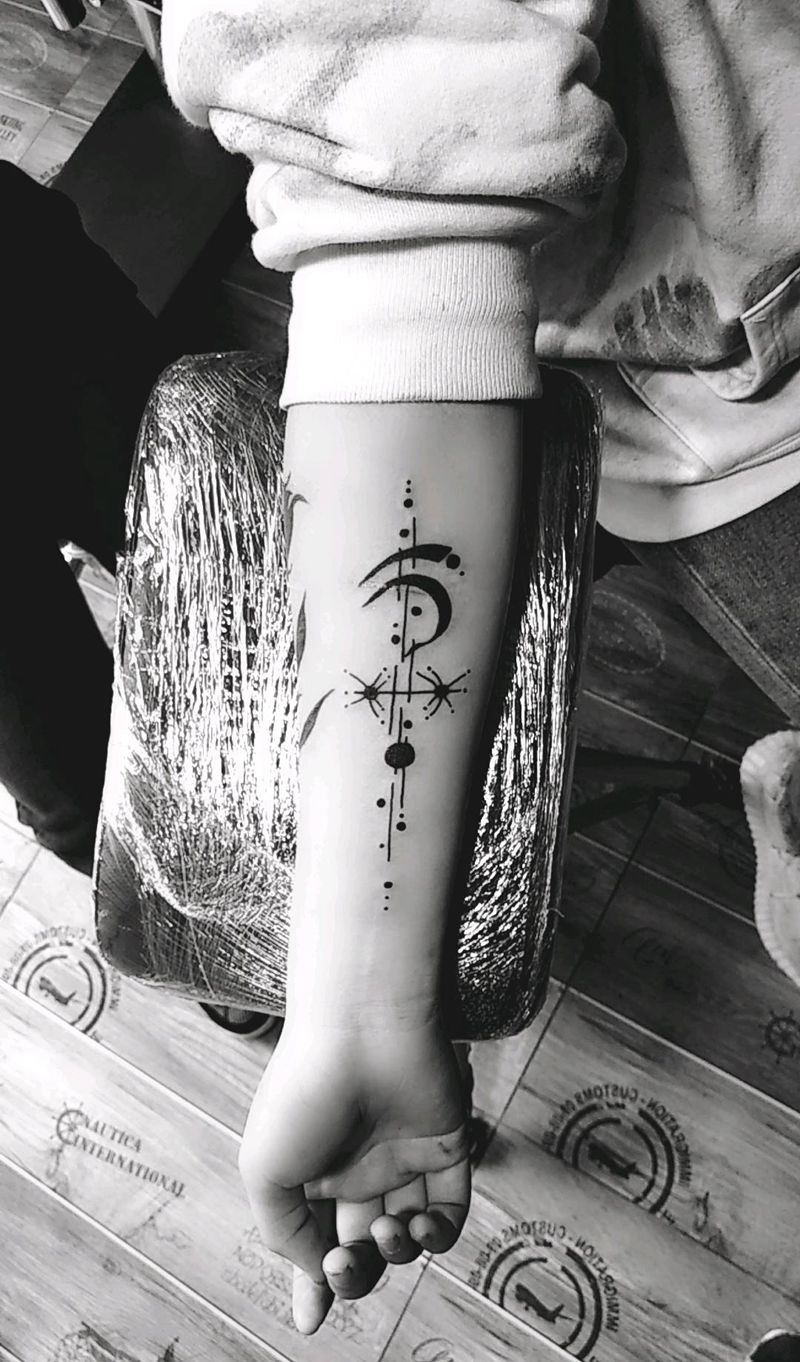 小图纹身图片_手臂腿部点刺几何纹身图案