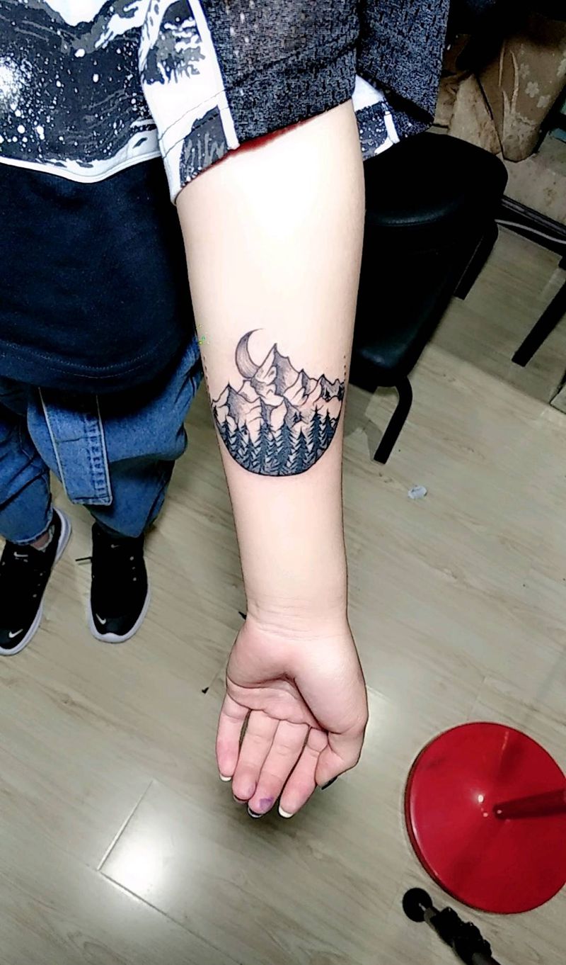 ⛰️纹身图片_手臂几何点刺纹身图案