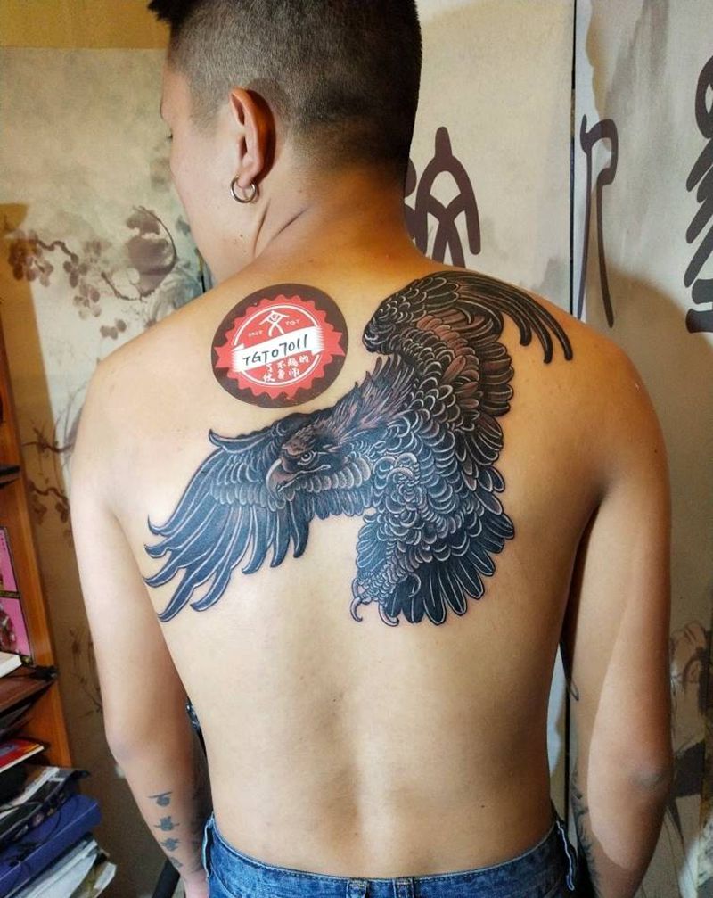 鹰纹身图片_背部老传统鹰纹身图案