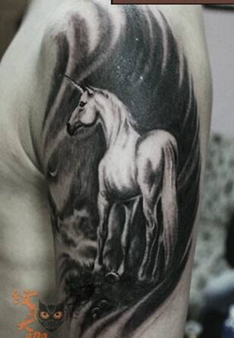独角兽纹身图片_肩部欧美写实动物纹身图案