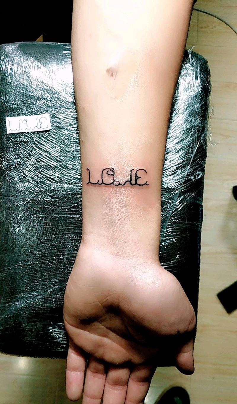 英文字母纹身图片_手臂清新字符原创成品纹身图案