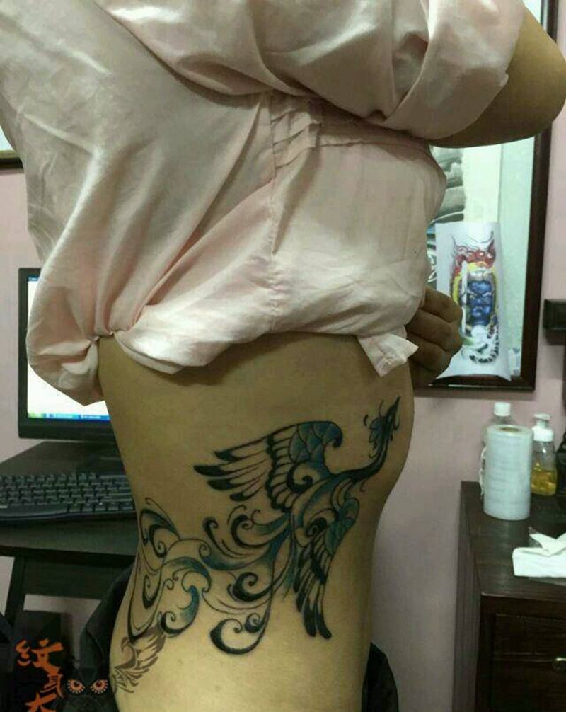 凤凰于飞纹身图片_腰部传统动物纹身图案