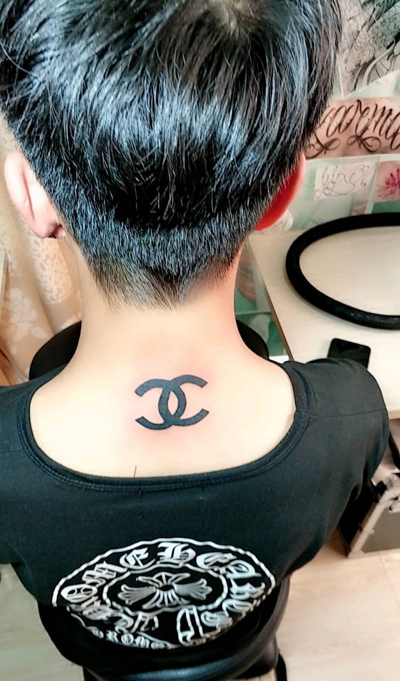 香奈儿纹身图片_颈部图腾纹身图案