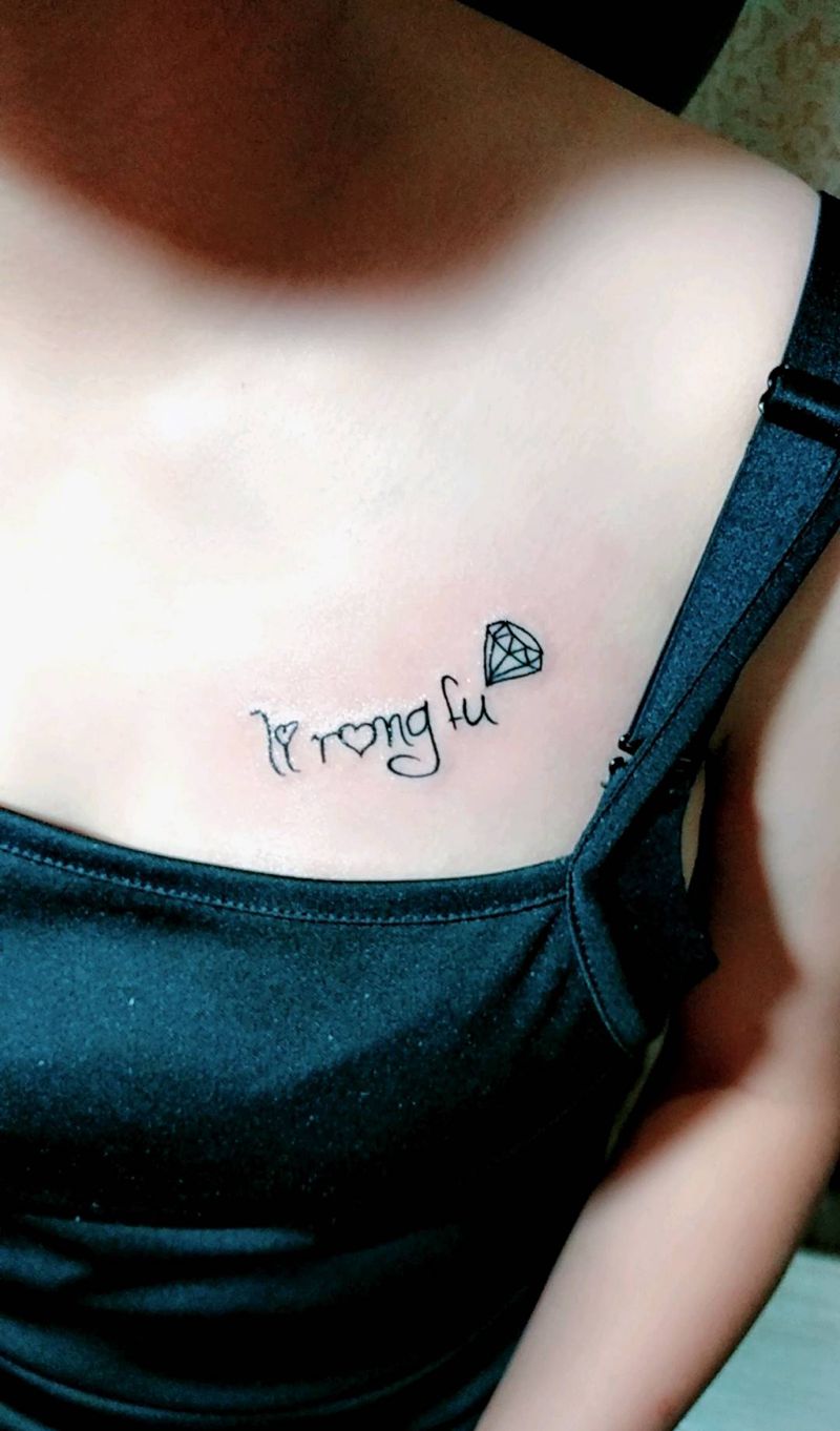 锁骨 英文纹身图片_胸部花体字纹身图案