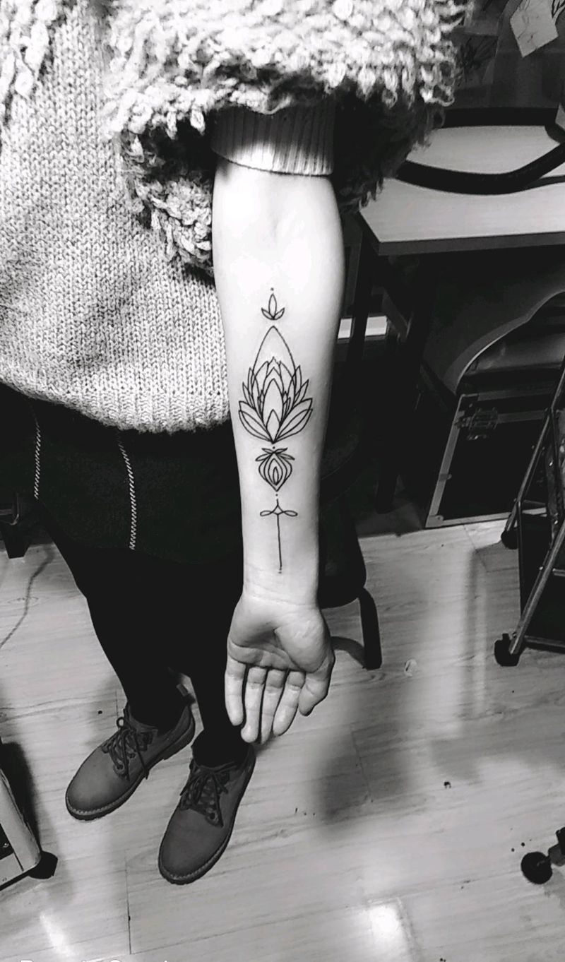 几何 莲花纹身图片_手部几何点刺纹身图案