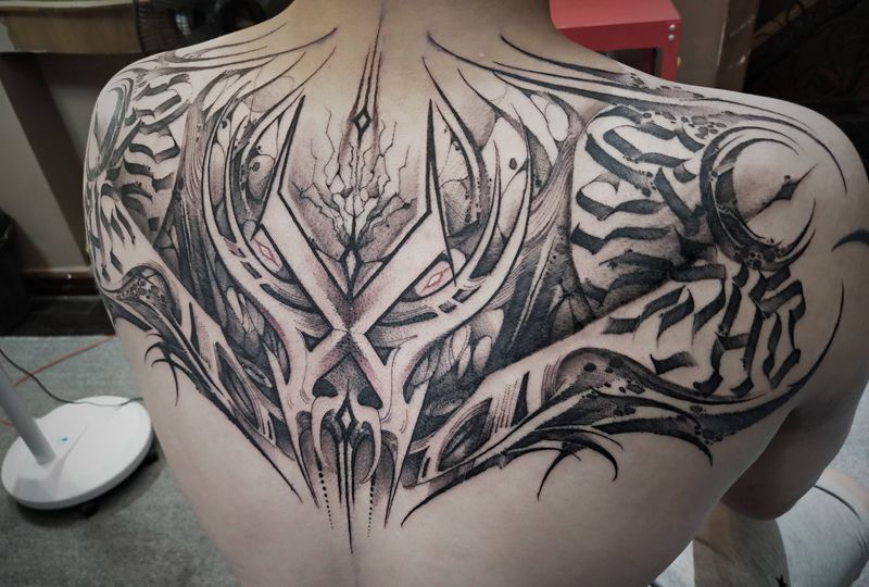 库存作品纹身图片_背部花体字纹身图案