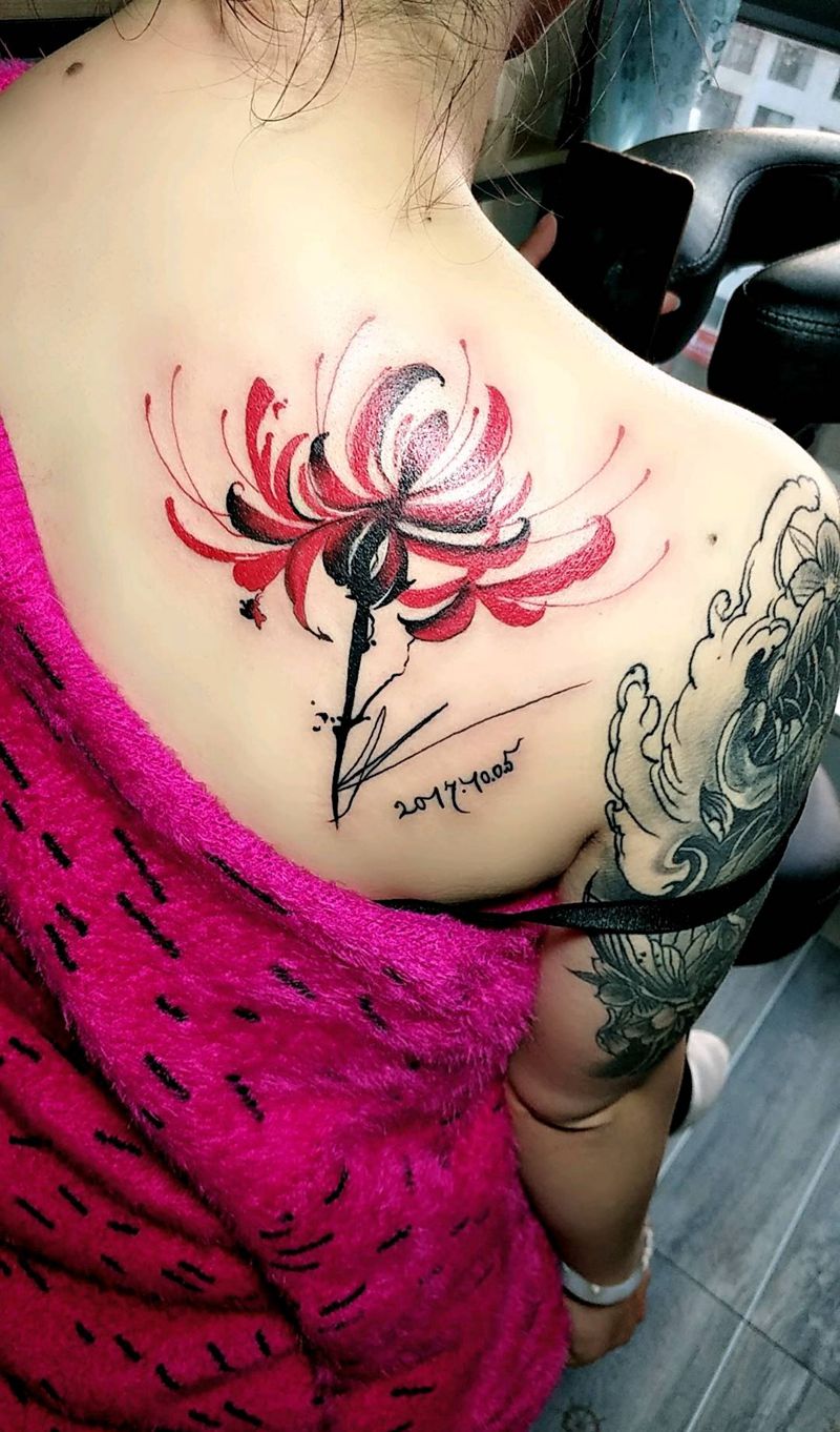 彼岸花纹身图片_背部水彩纹身图案