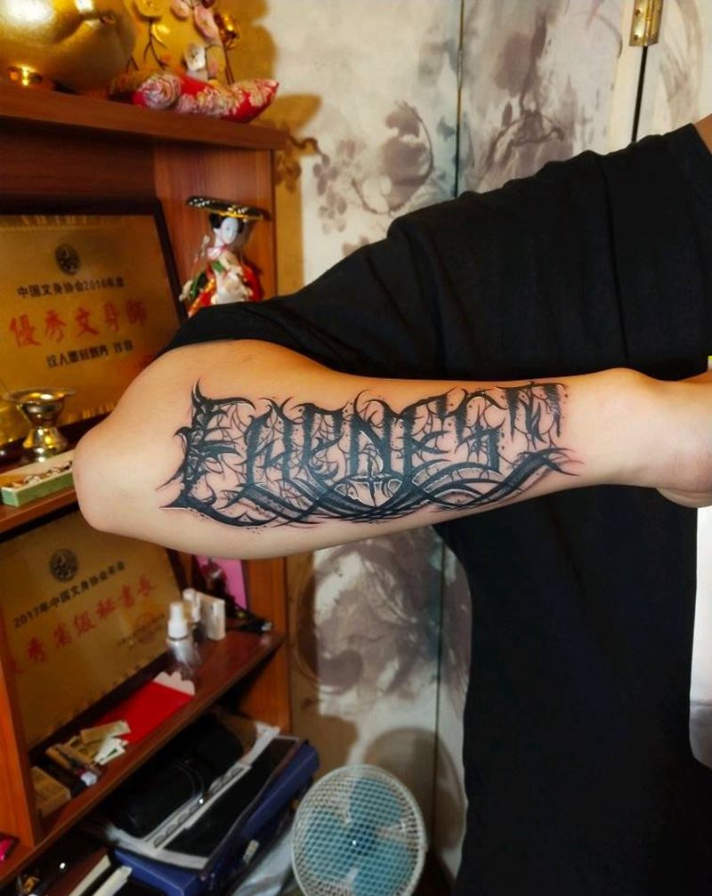 花体字纹身图片_手部花体字奇卡诺纹身图案