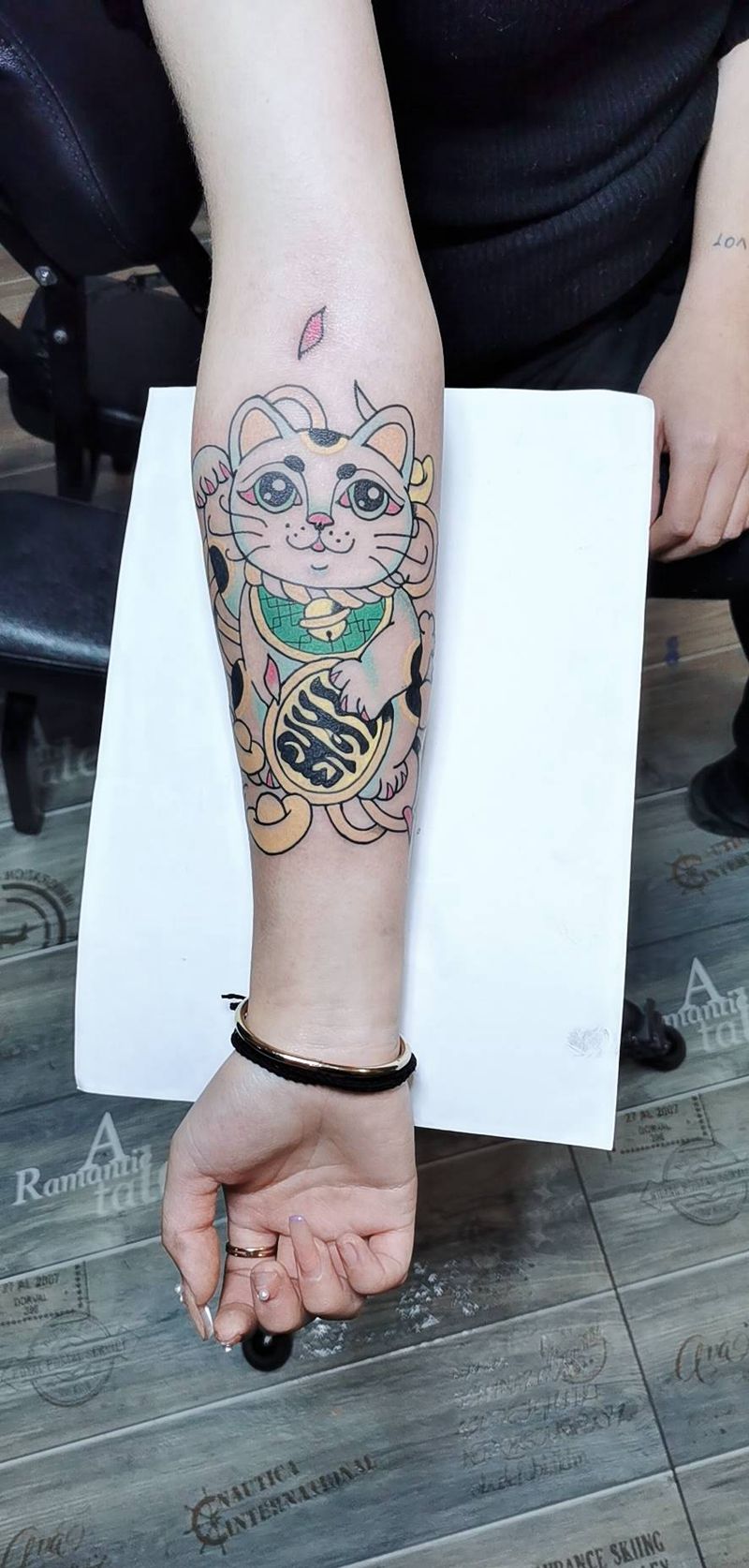 招财猫纹身图片_手臂纹身图案