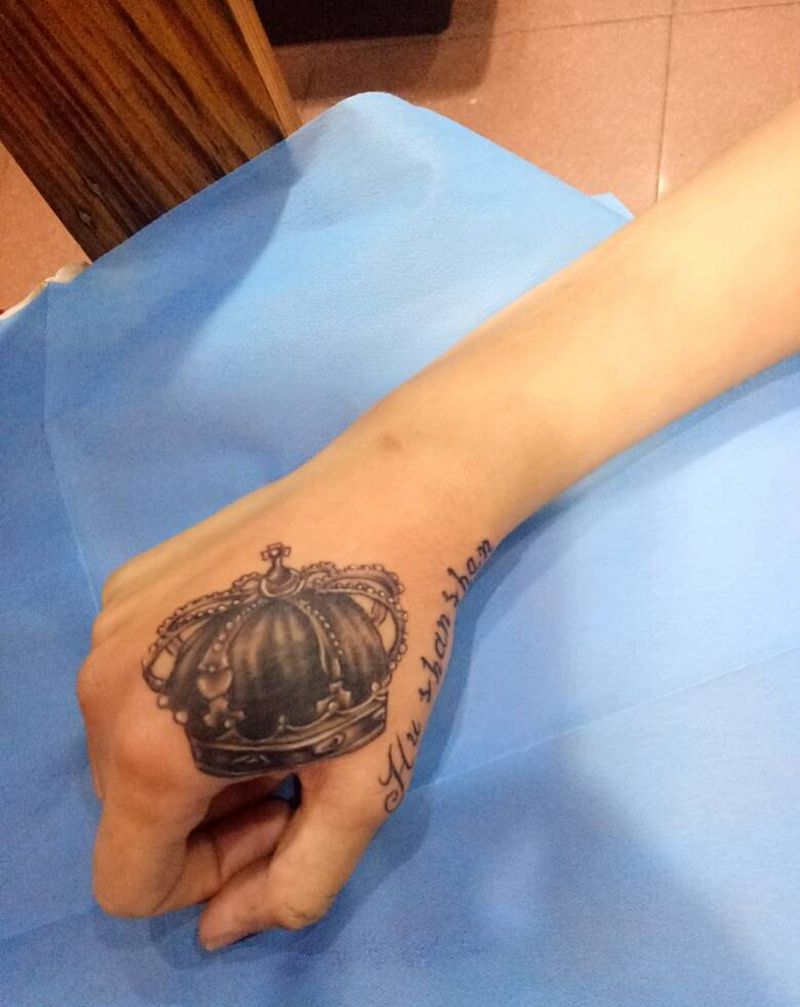 手部王冠加字母！纹身图片_手部欧美成品纹身图案