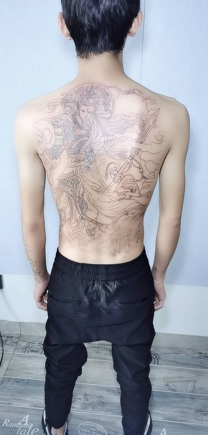 满背  线条纹身图片_背部纹身图案