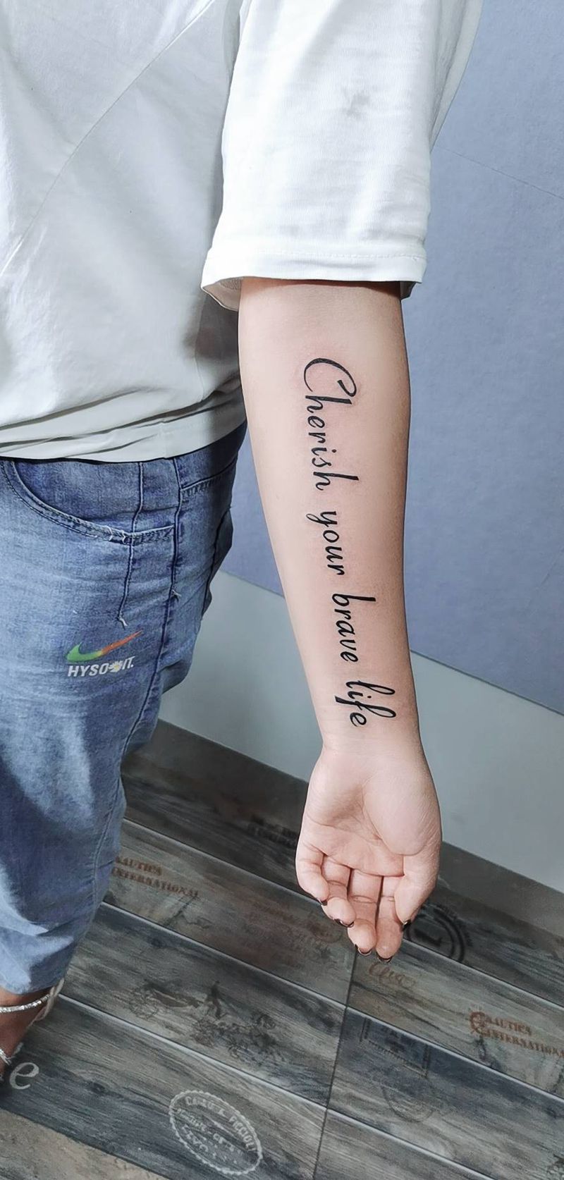 英文纹身图片_手臂点刺纹身图案