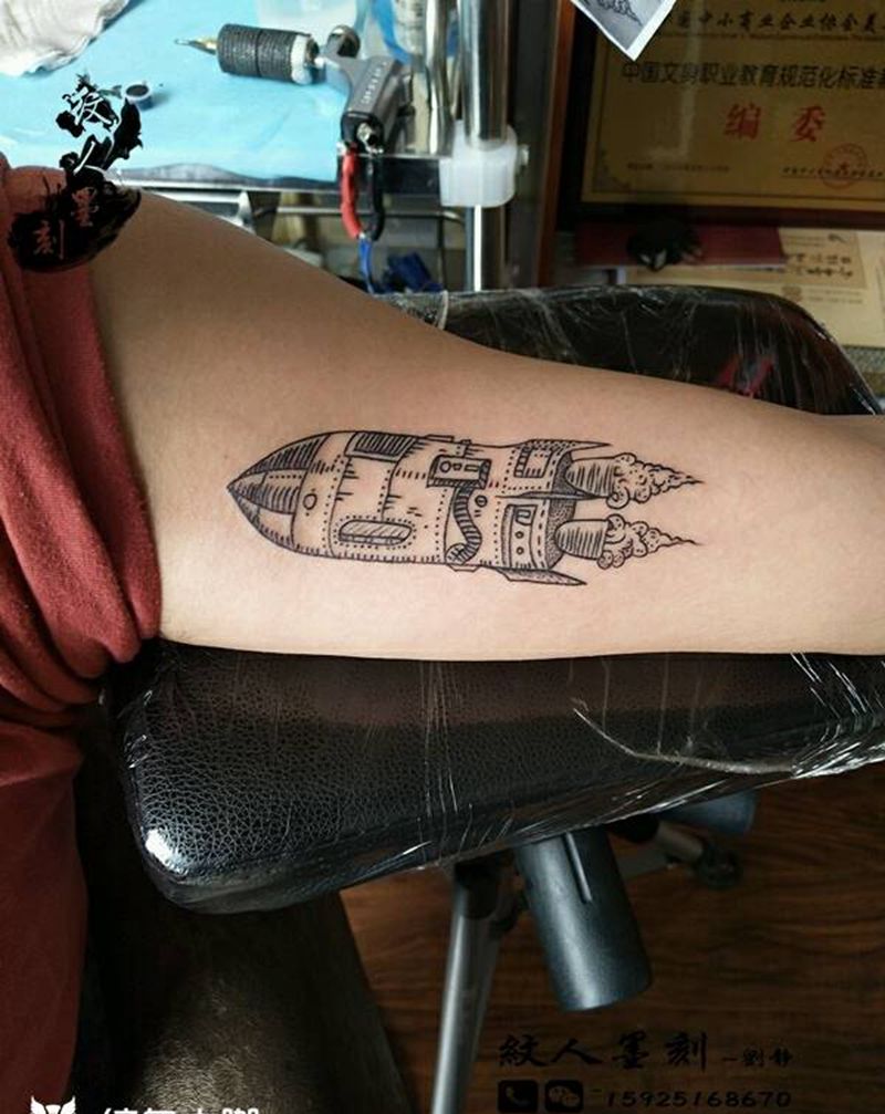 小火箭纹身图片_手臂欧美清新昆明云南纹人墨刻成品纹身图案