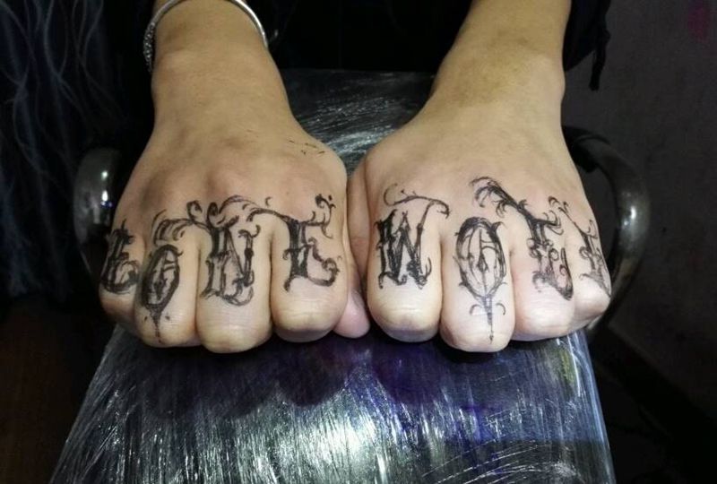 孤独的狼纹身图片_手部欧美字符原创手稿纹身图案