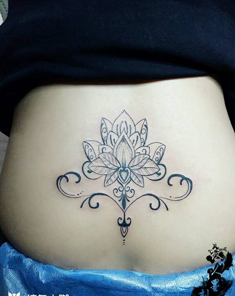 梵花纹身图片_背部传统清新植物图腾昆明云南纹人墨刻成品纹身图案