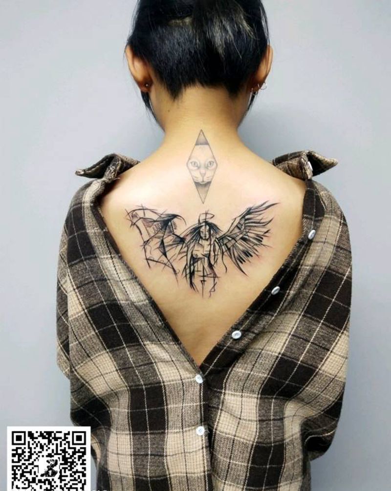 素描天使纹身图片_背部欧美写实素描风格纹身图案