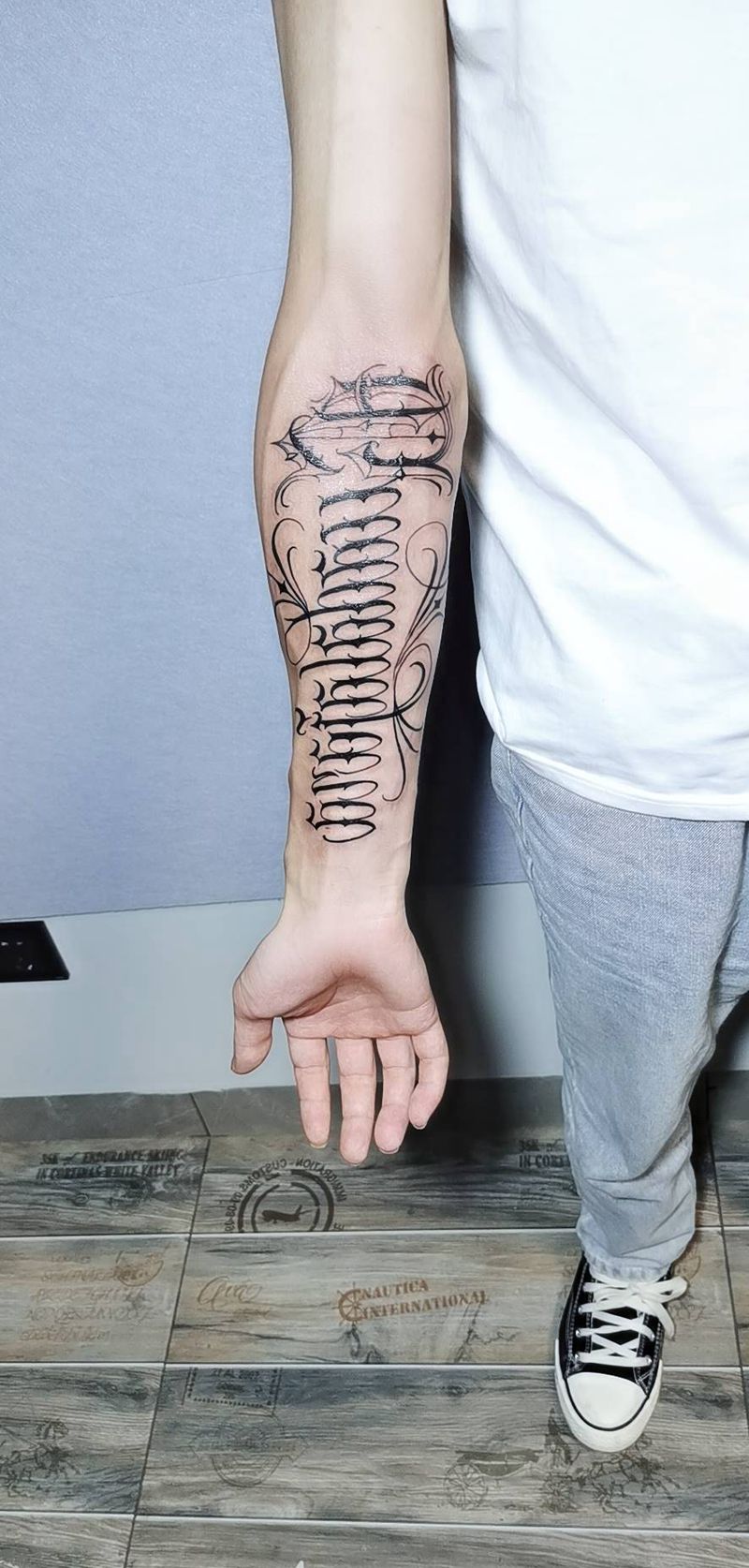 花体字纹身图片_手臂花体字纹身图案