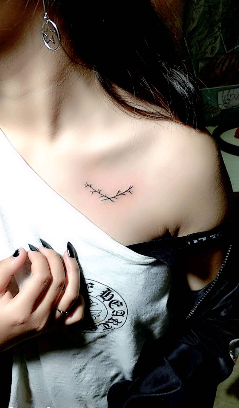 锁骨 树枝纹身图片_胸部新传统纹身图案
