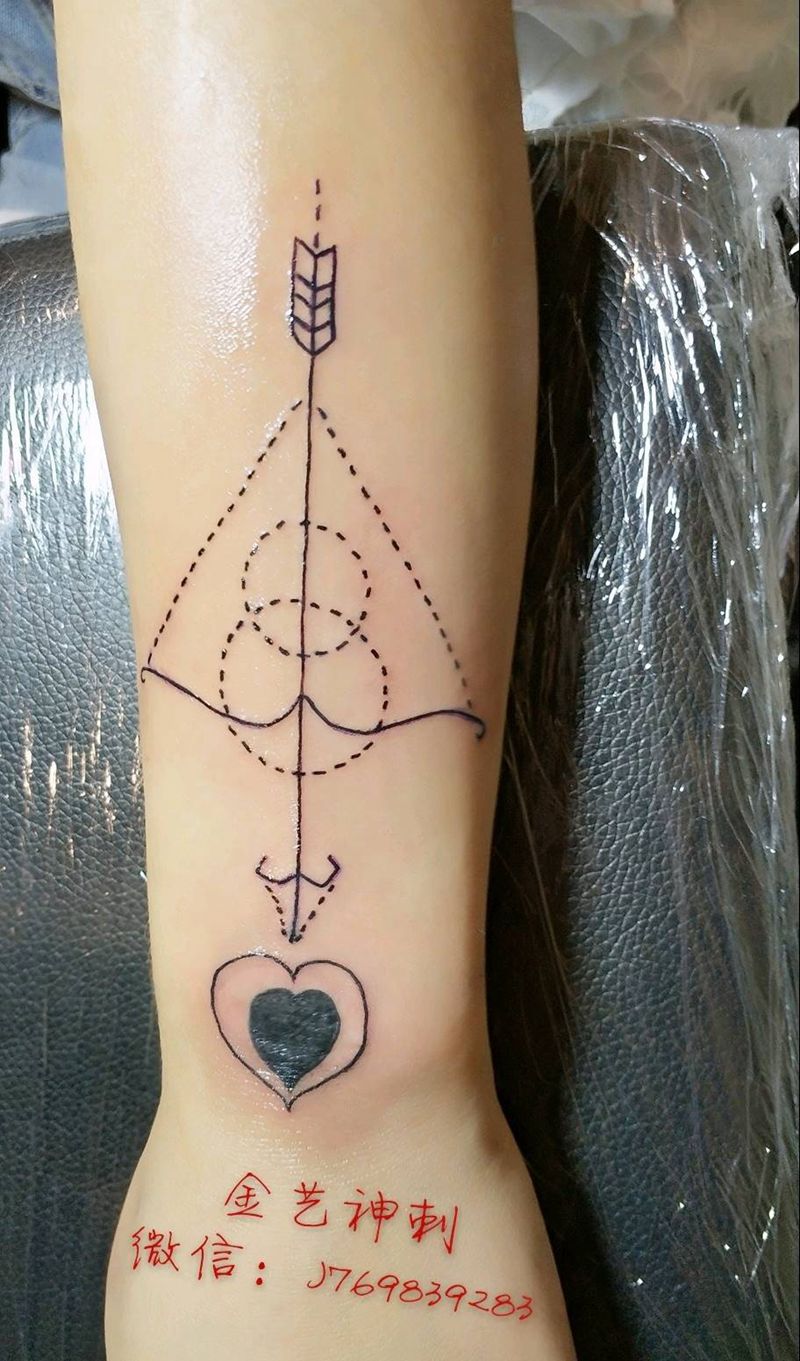 一箭穿心纹身图片_手部清新原创成品纹身图案