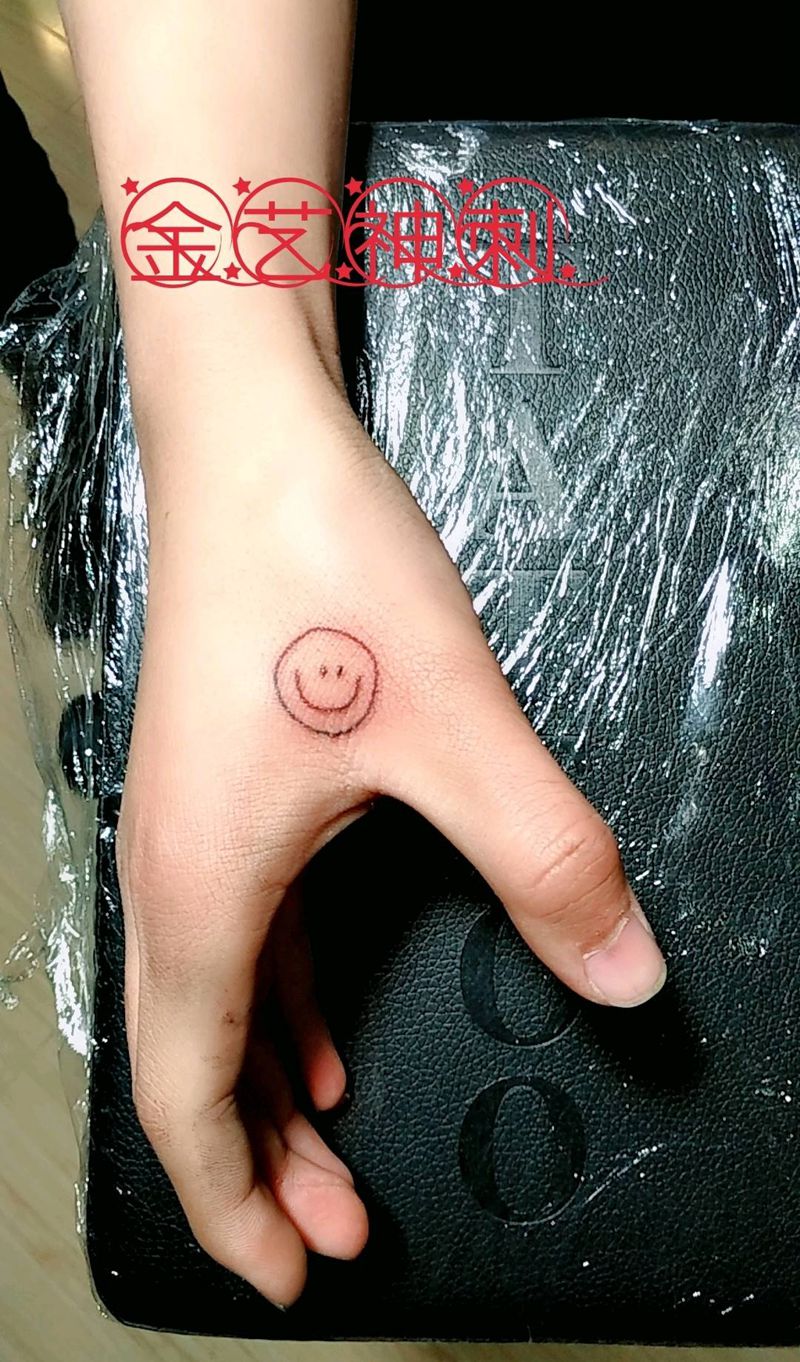 笑脸 半永久纹身纹身图片_手部清新原创成品纹身图案