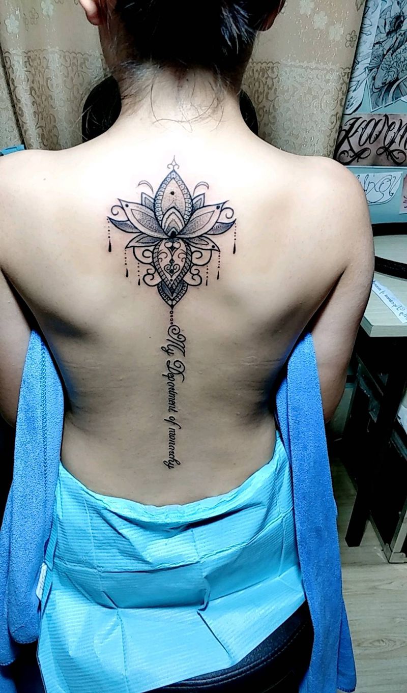 莲花 加 字母纹身图片_背部几何点刺纹身图案