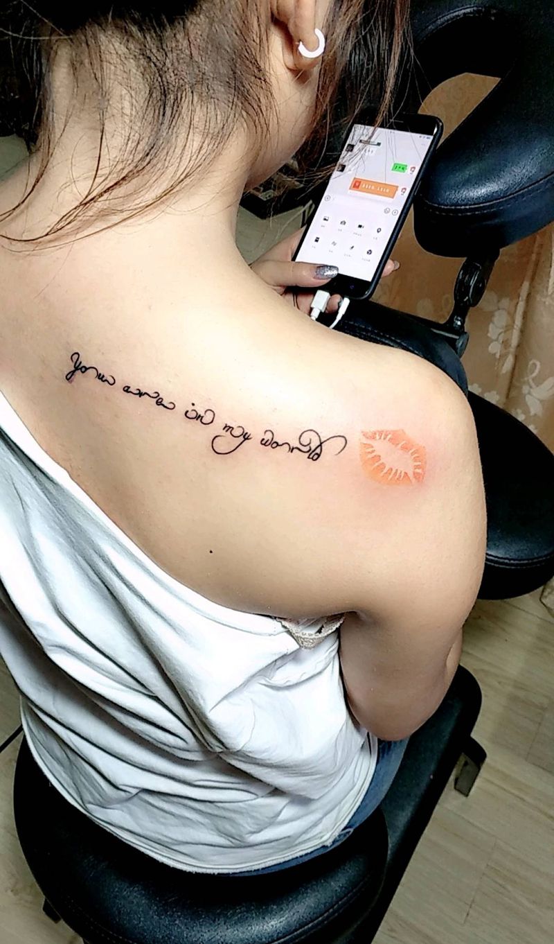 字母纹身图片_肩部背部点刺纹身图案