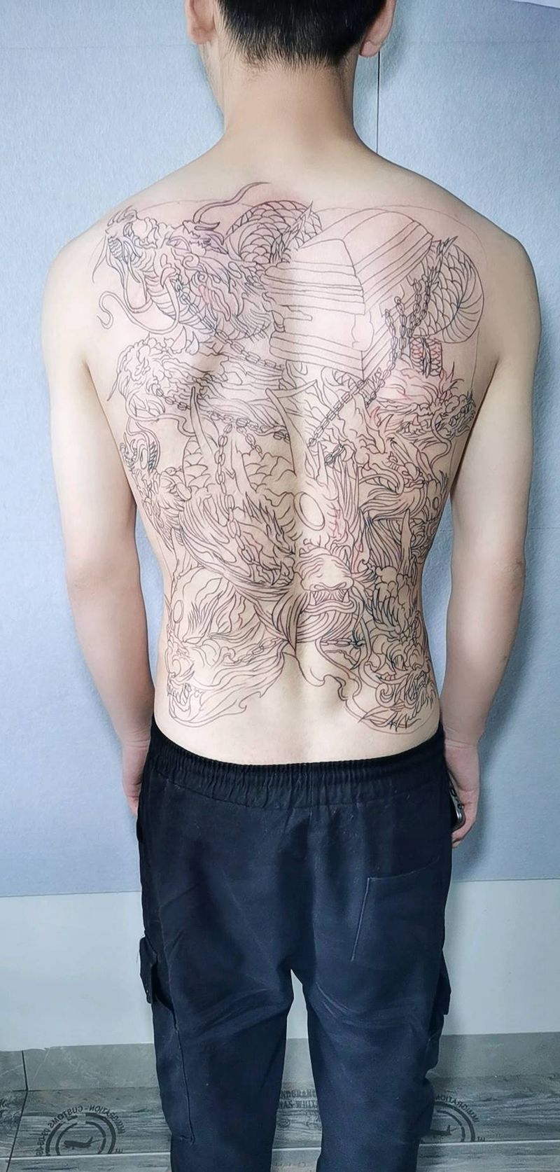 九龙拉棺  线条纹身图片_背部纹身图案