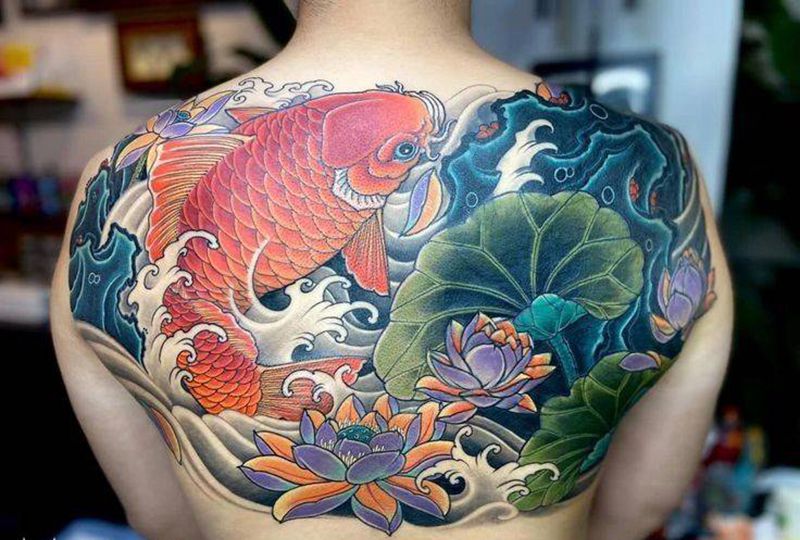 鱼纹身图片_背部纹身图案